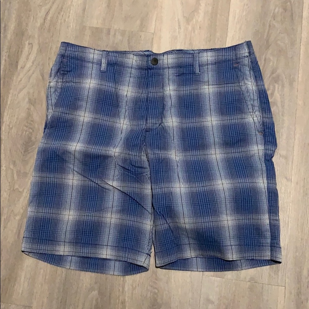 Tommy Bahama blue and black plaid shorts 36